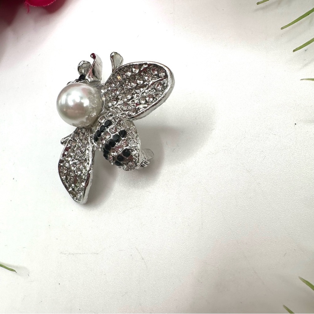 NEW⚜️Bumble Bee Crystal Embellished Brooch - Picture 4 of 6